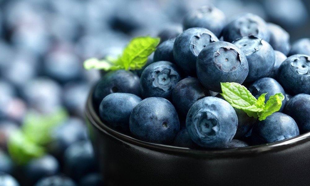 super food blueberries in a bowl